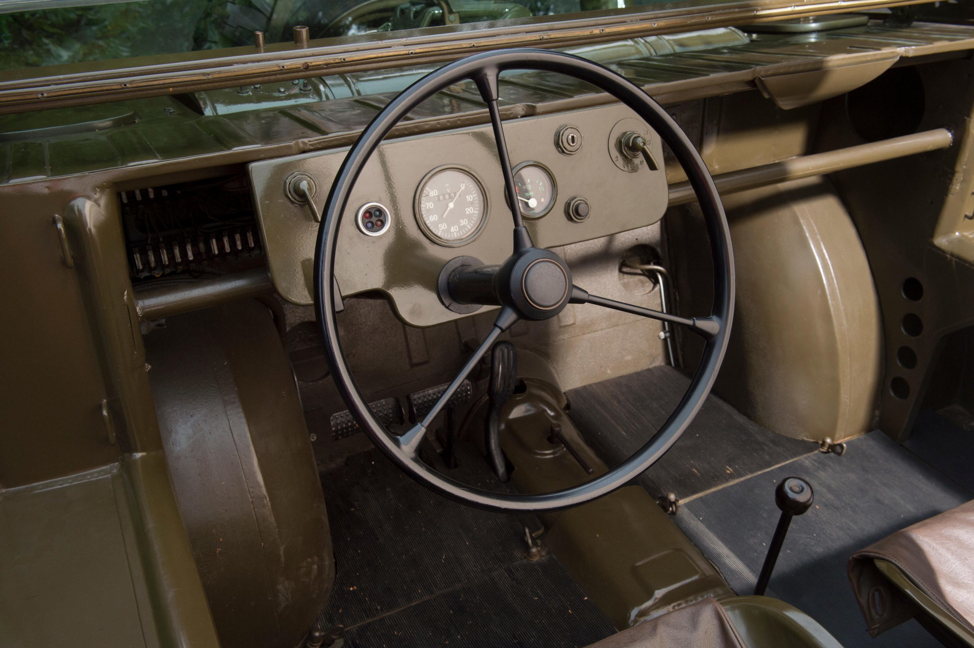 Vista del puesto de conducción del Porsche 597 Jagdwagen, mostrando su diseño funcional.