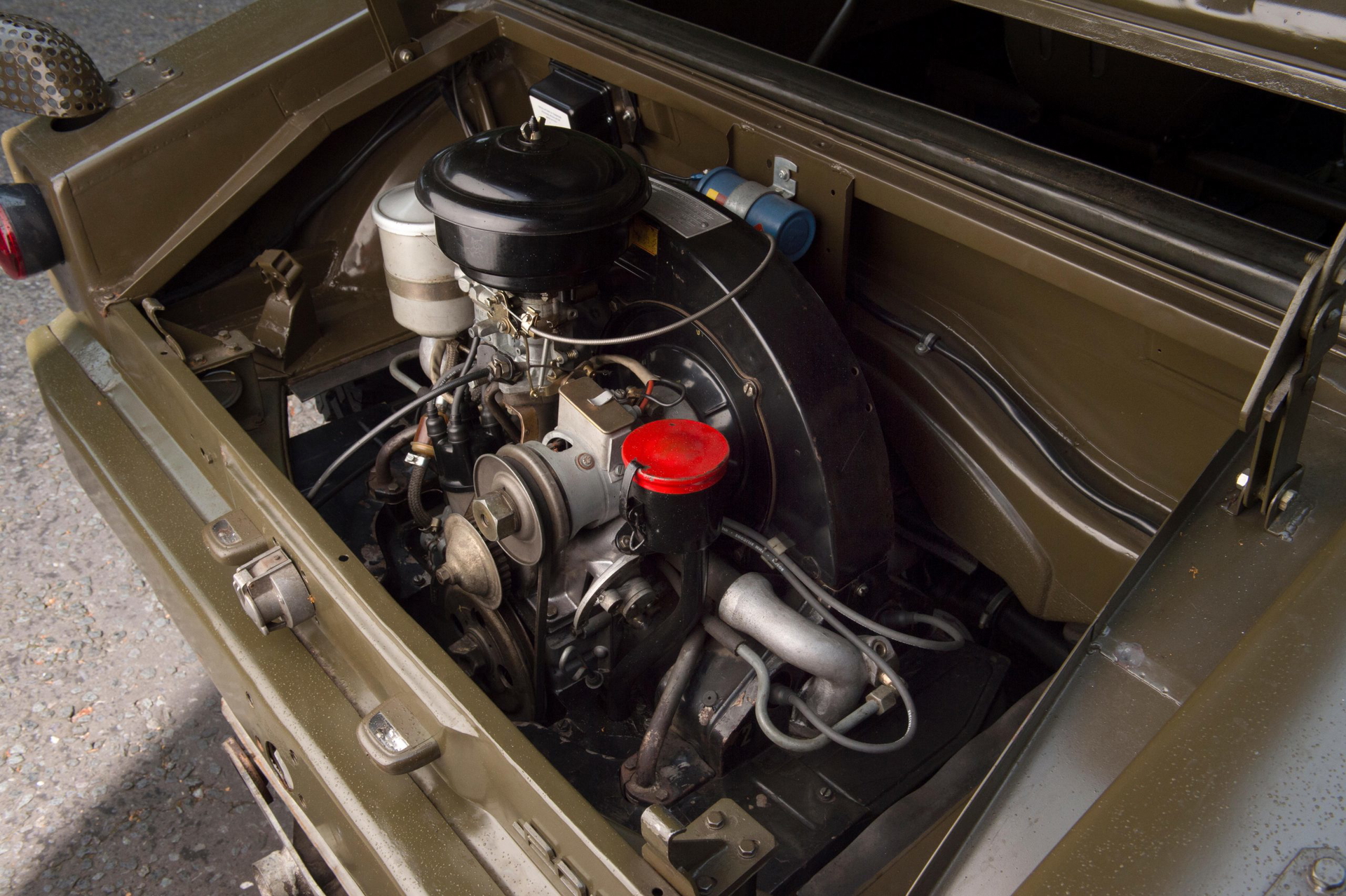 Motor trasero del Porsche 597 Jagdwagen, emblema de mecánica robusta.