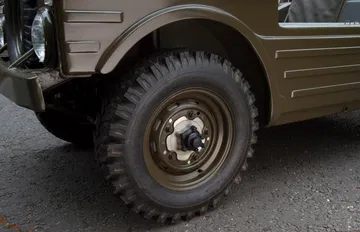 Rueda robusta todo-terreno demostrando la capacidad 4x4 del Porsche 597 Jagdwagen.