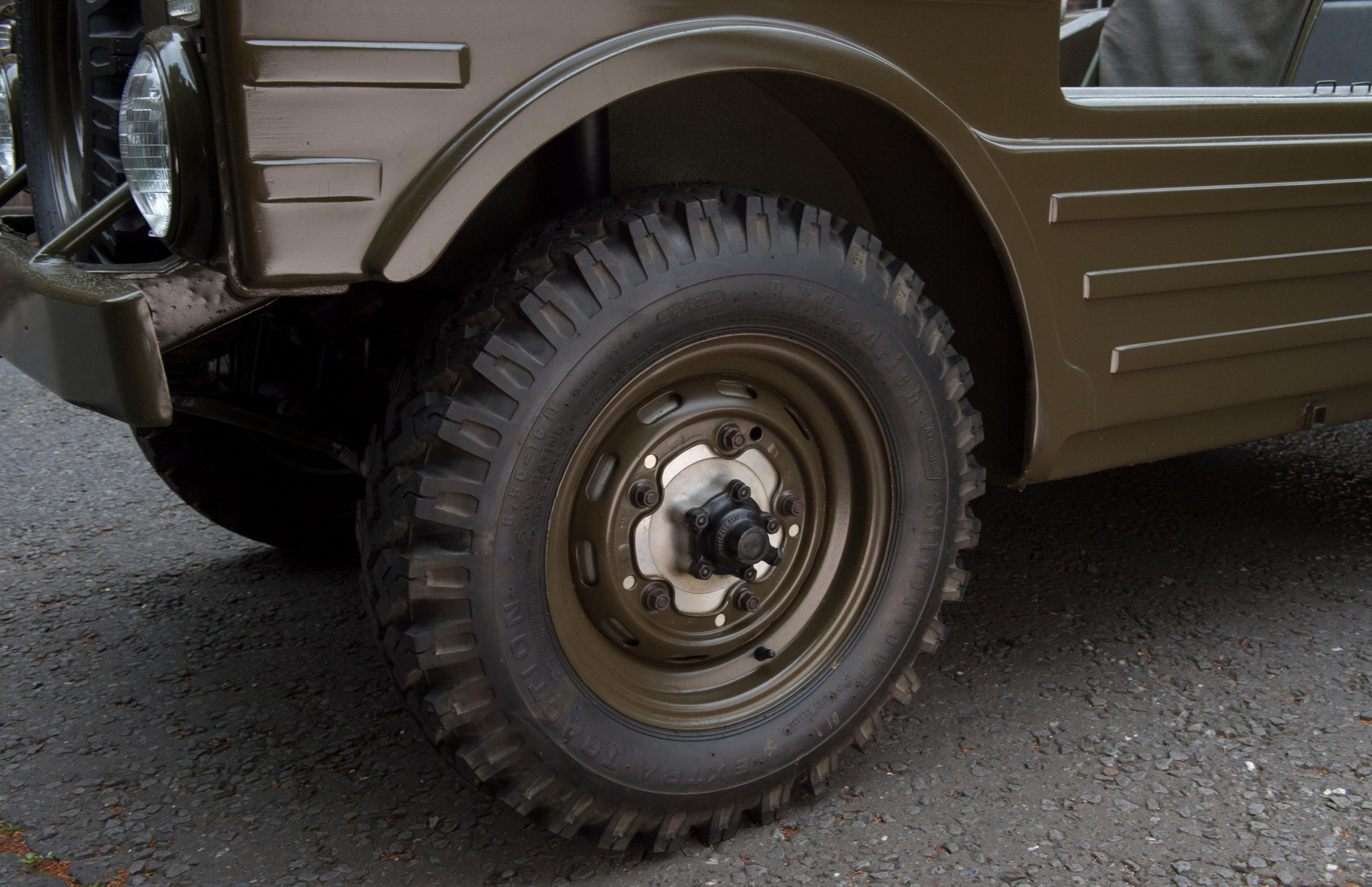 Rueda robusta todo-terreno demostrando la capacidad 4x4 del Porsche 597 Jagdwagen.