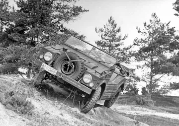 Porsche 597 Jagdwagen encarando robusto terreno inclinado.