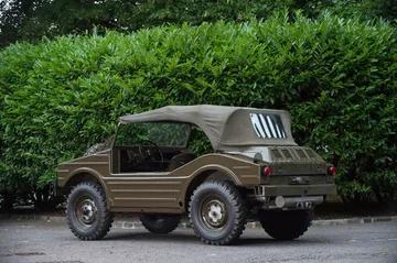 Vista trasera lateral del Porsche 597 Jagdwagen, clásico todoterreno militar.