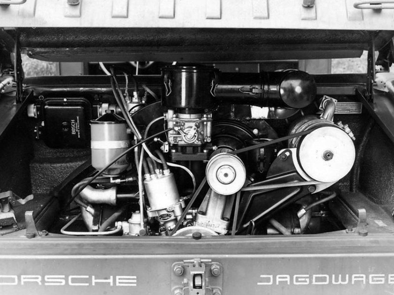 Vista lateral trasera del Porsche 597 Jagdwagen, un icono 4x4 con motor trasero.