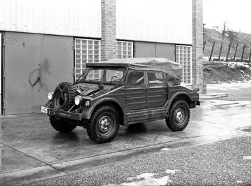 Porsche Type 597 Jagdwagen perfilando su diseño cuadradísimo y capacidades 4x4.