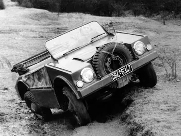 Vista lateral del Porsche Type 597 Jagdwagen mostrando su robustez y capacidad off-road.