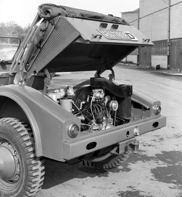 Trasera del Porsche 597 Jagdwagen con motor visible.