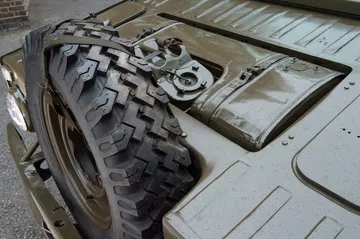 Vista lateral del Porsche 597 Jagdwagen, mostrando neumático y mecanismos de la 4x4.