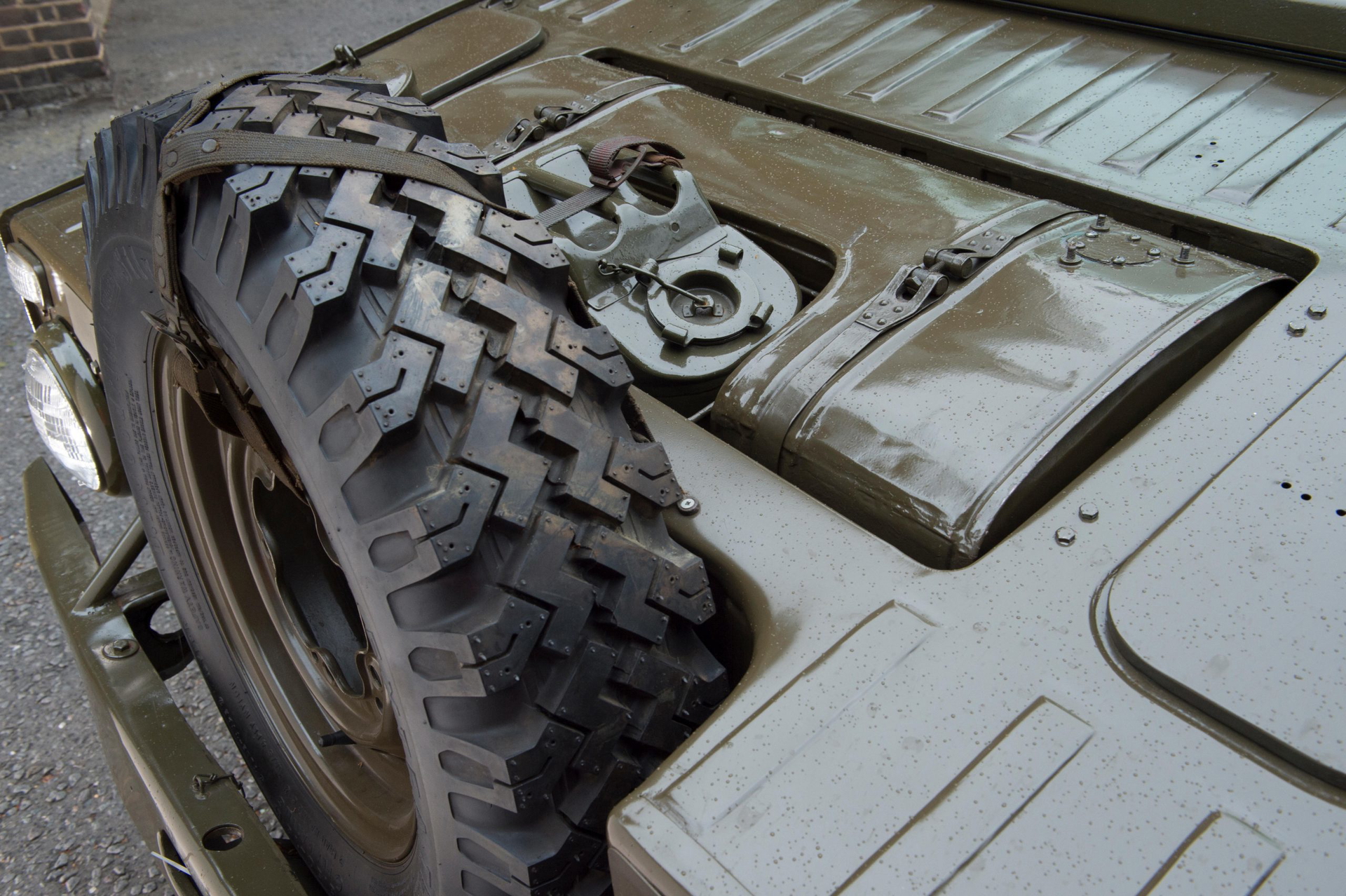 Vista lateral del Porsche 597 Jagdwagen, mostrando neumático y mecanismos de la 4x4.