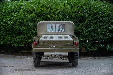 Vista trasera del Porsche Type 597 Jagdwagen, mostrando su diseño robusto y funcional