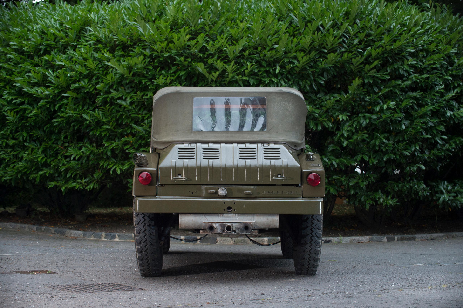 Vista trasera del Porsche Type 597 Jagdwagen, mostrando su diseño robusto y funcional