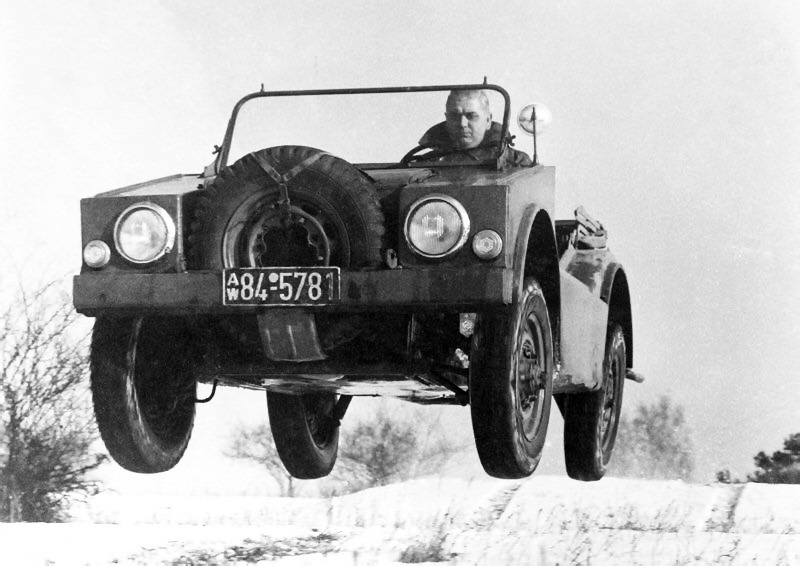 Porsche 597 Jagdwagen en acción, icono todoterreno histórico.