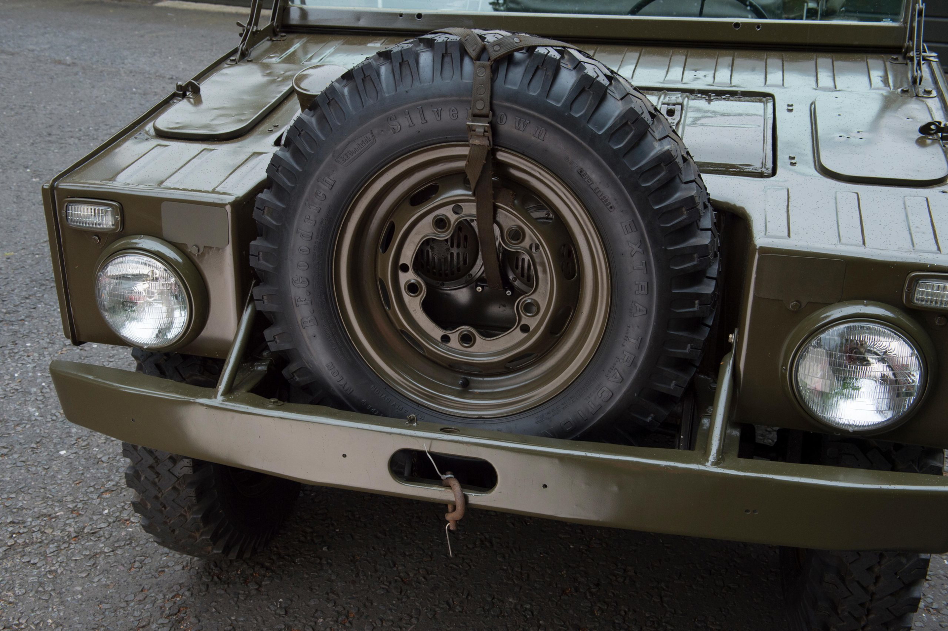 Porsche Type 597 Jagdwagen, visión frontal y lateral de neumáticos todoterreno
