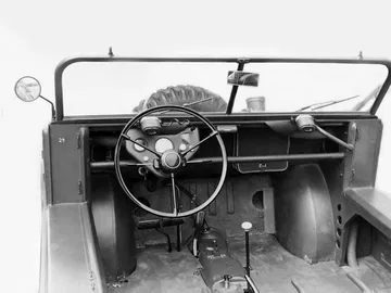 Vista del volante y panel de control del Porsche 597 Jagdwagen.