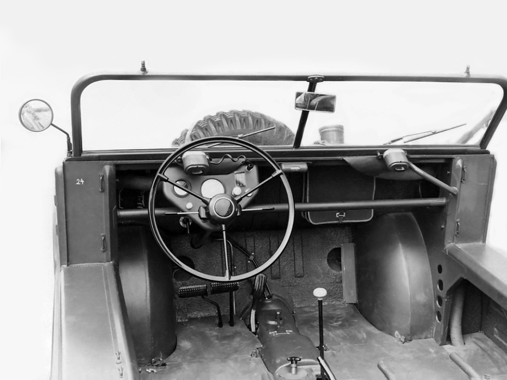 Vista del volante y panel de control del Porsche 597 Jagdwagen.