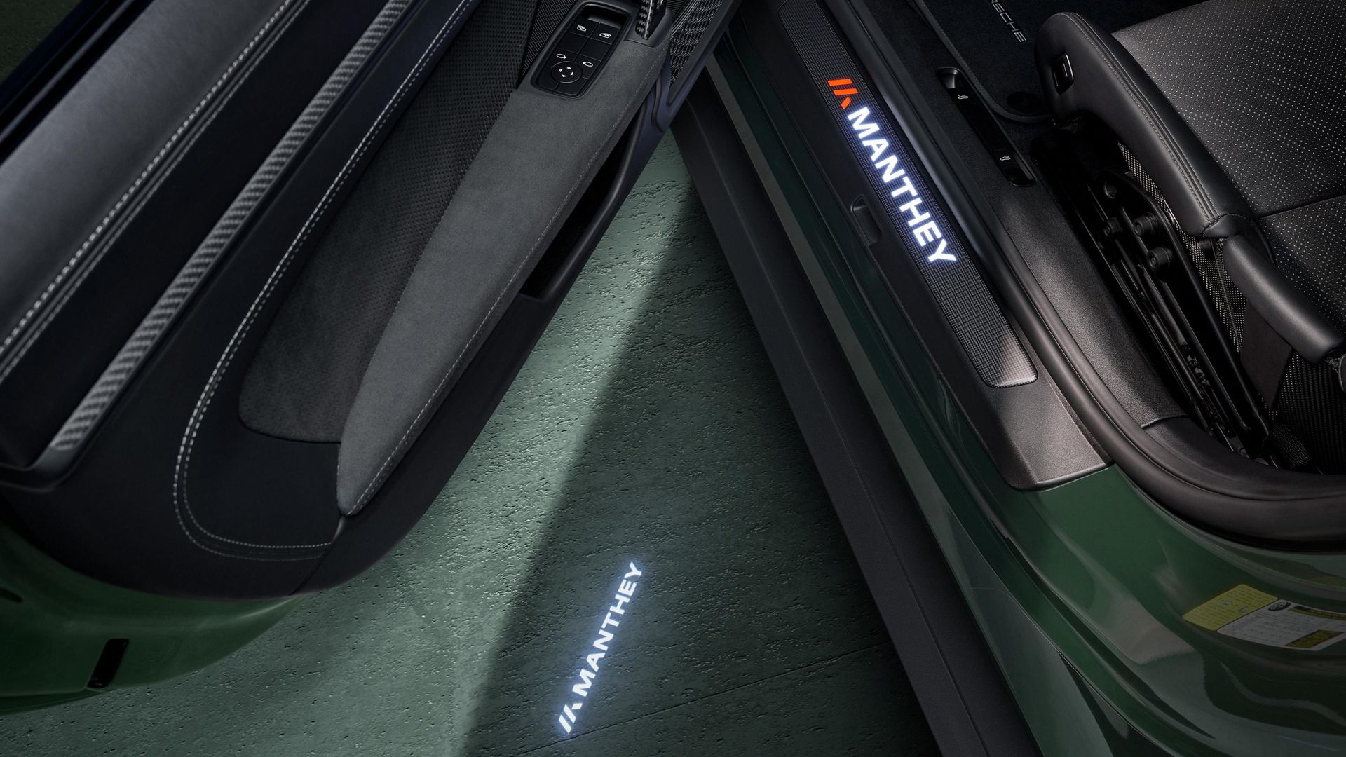 Vista detallada del interior enfatizando acabados premium en el Porsche 911 GT3 RS.