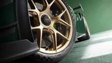 El Porsche 911 GT3 RS de Manthey Racing destaca con su alerón y llantas de alto rendimiento.