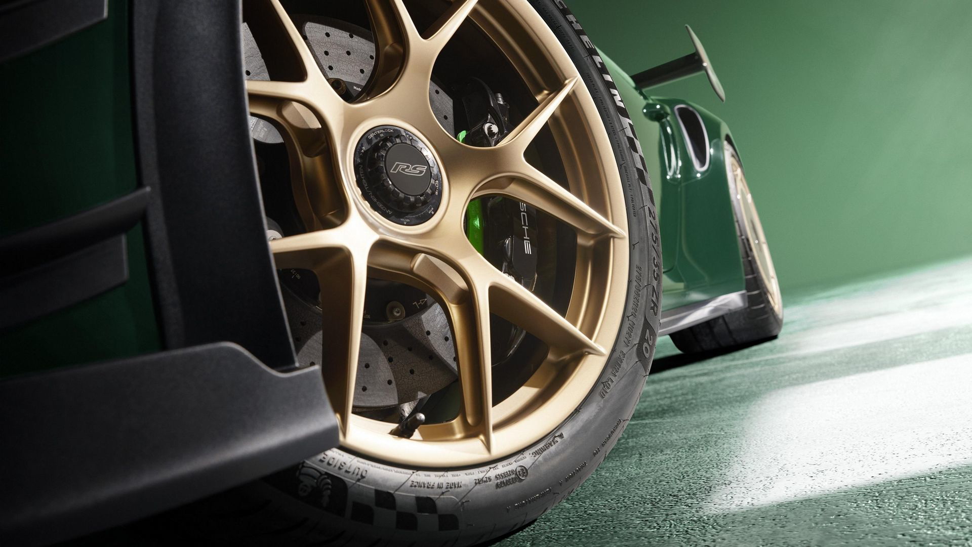 El Porsche 911 GT3 RS de Manthey Racing destaca con su alerón y llantas de alto rendimiento.