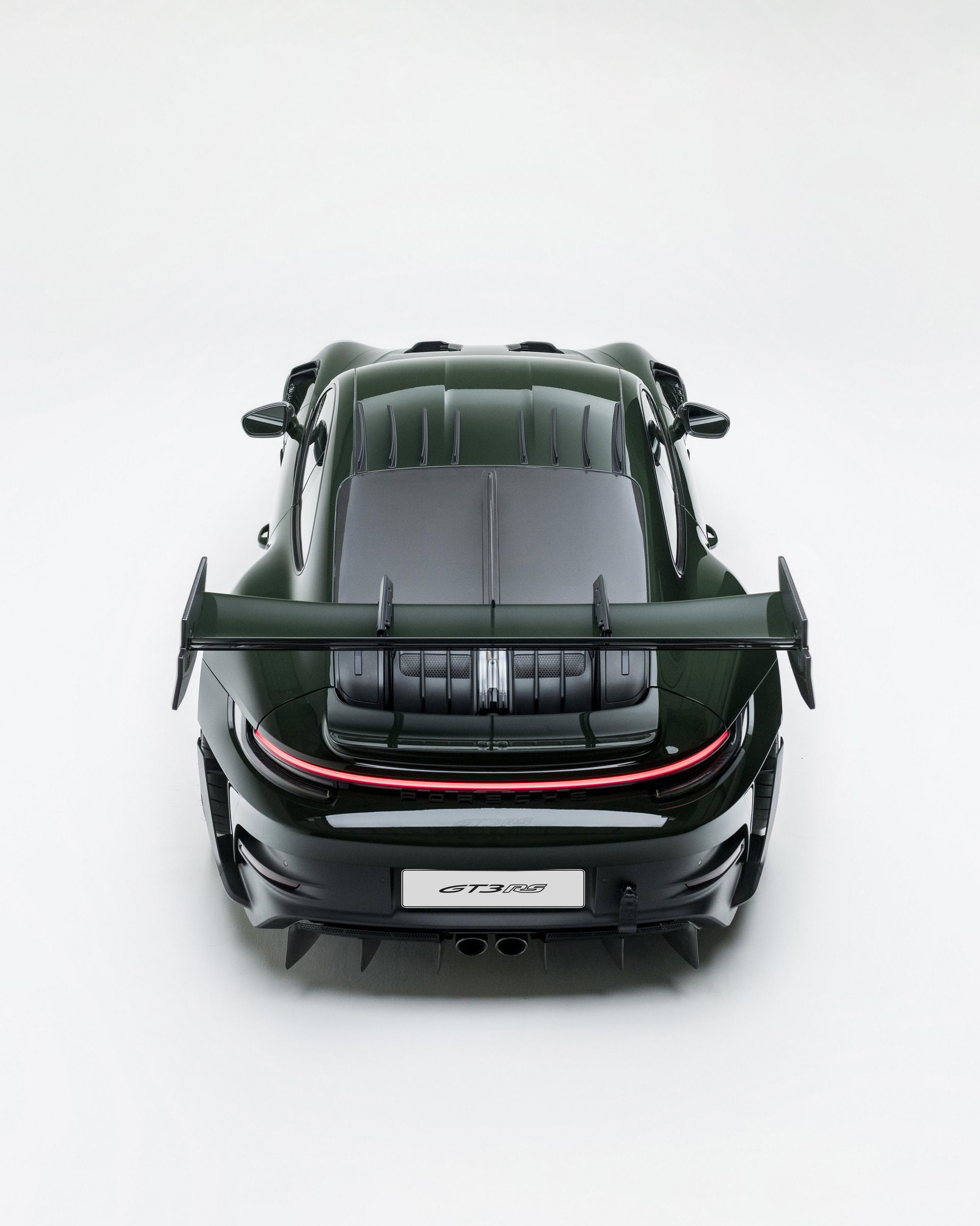 Vista trasera del Porsche 911 GT3 RS, destacando su impresionante alerón