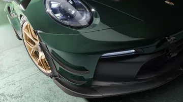 La imagen resalta el agresivo diseño frontal del Porsche 911 GT3 RS.