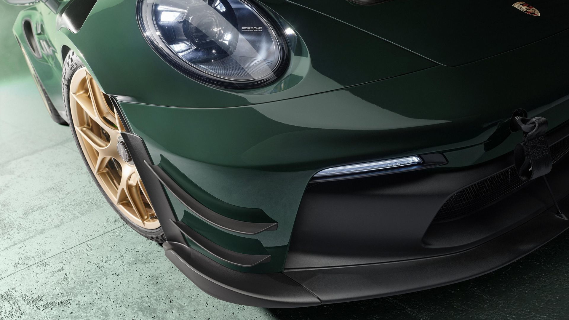 La imagen resalta el agresivo diseño frontal del Porsche 911 GT3 RS.