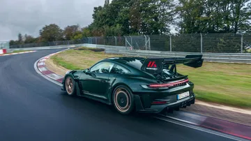El Porsche 911 GT3 RS de Manthey Racing destaca por su aerodinámica y su impresionante alerón.