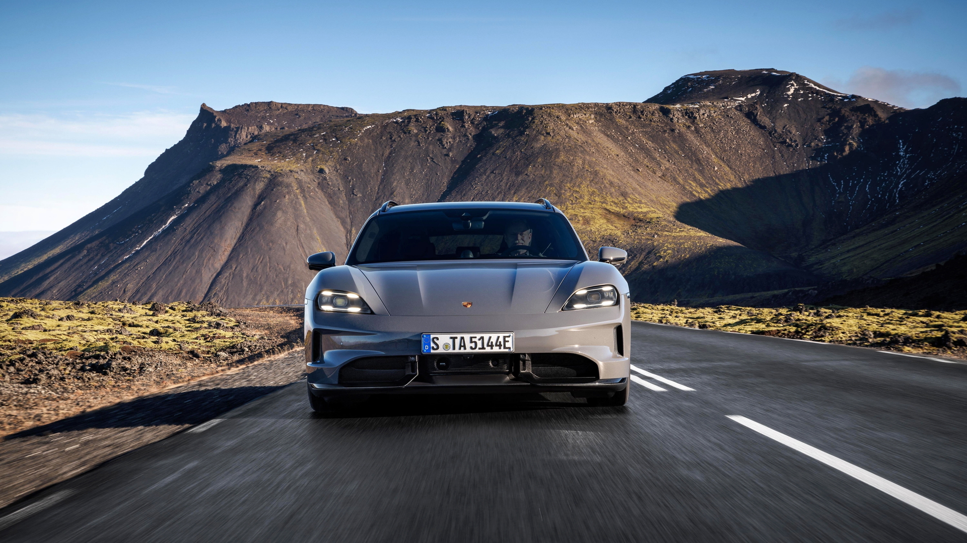 Porsche Taycan GTS en un paisaje dramático, mostrando su diseño deportivo y elegante.
