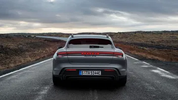Vista trasera del Porsche Taycan GTS, mostrando su diseño agresivo y aerodinámico.