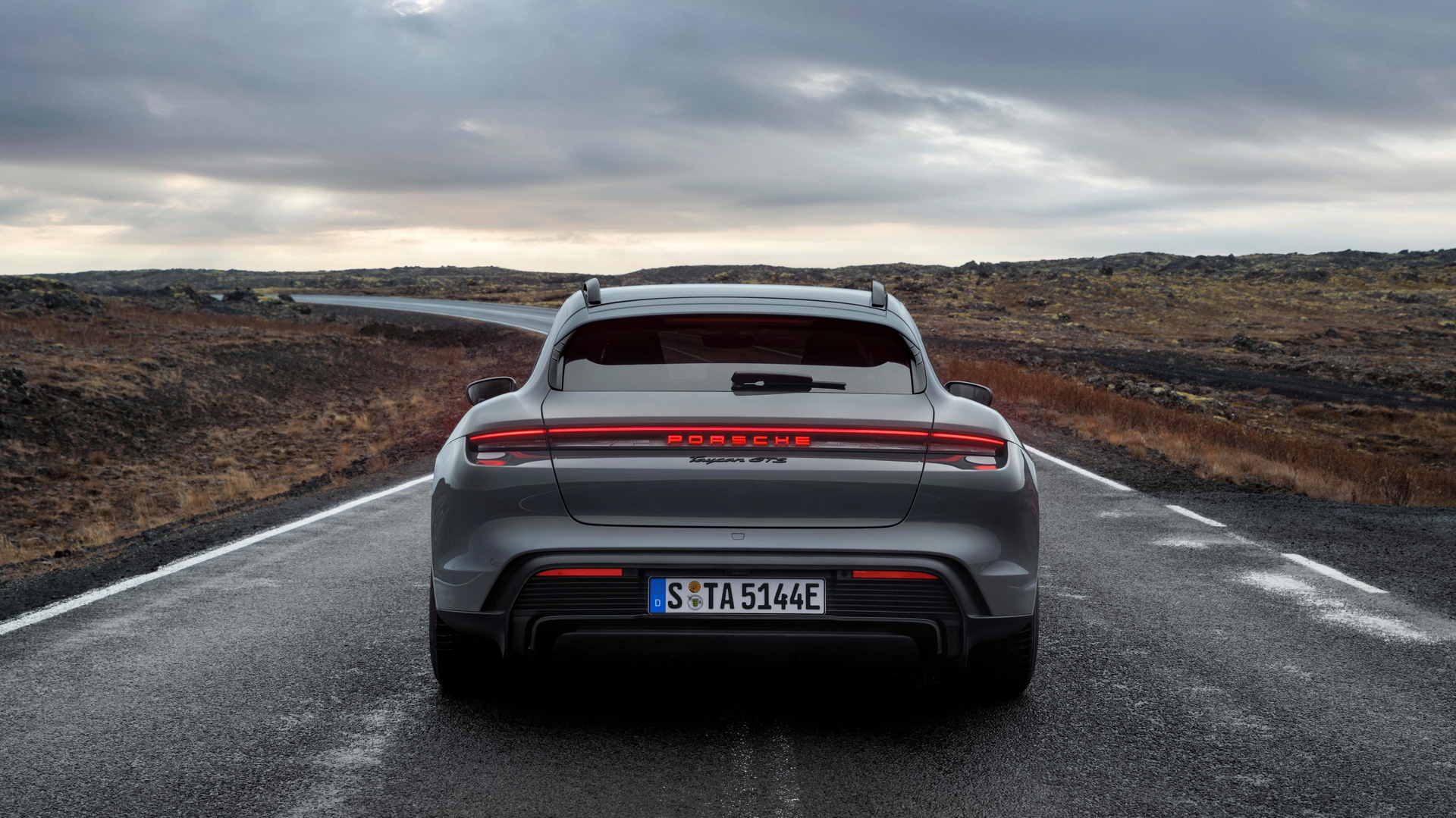 Vista trasera del Porsche Taycan GTS, mostrando su diseño agresivo y aerodinámico.