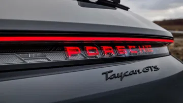 Vista detallada del diseño trasero del Porsche Taycan GTS, con luces LED distintivas.