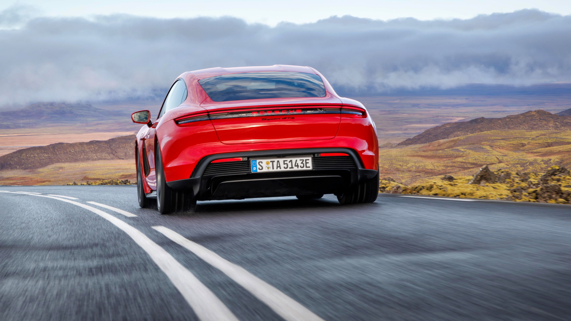 El Taycan GTS combina elegancia y potencia con un diseño aerodinámico. Ideal para quienes buscan desempeño y autonomía.