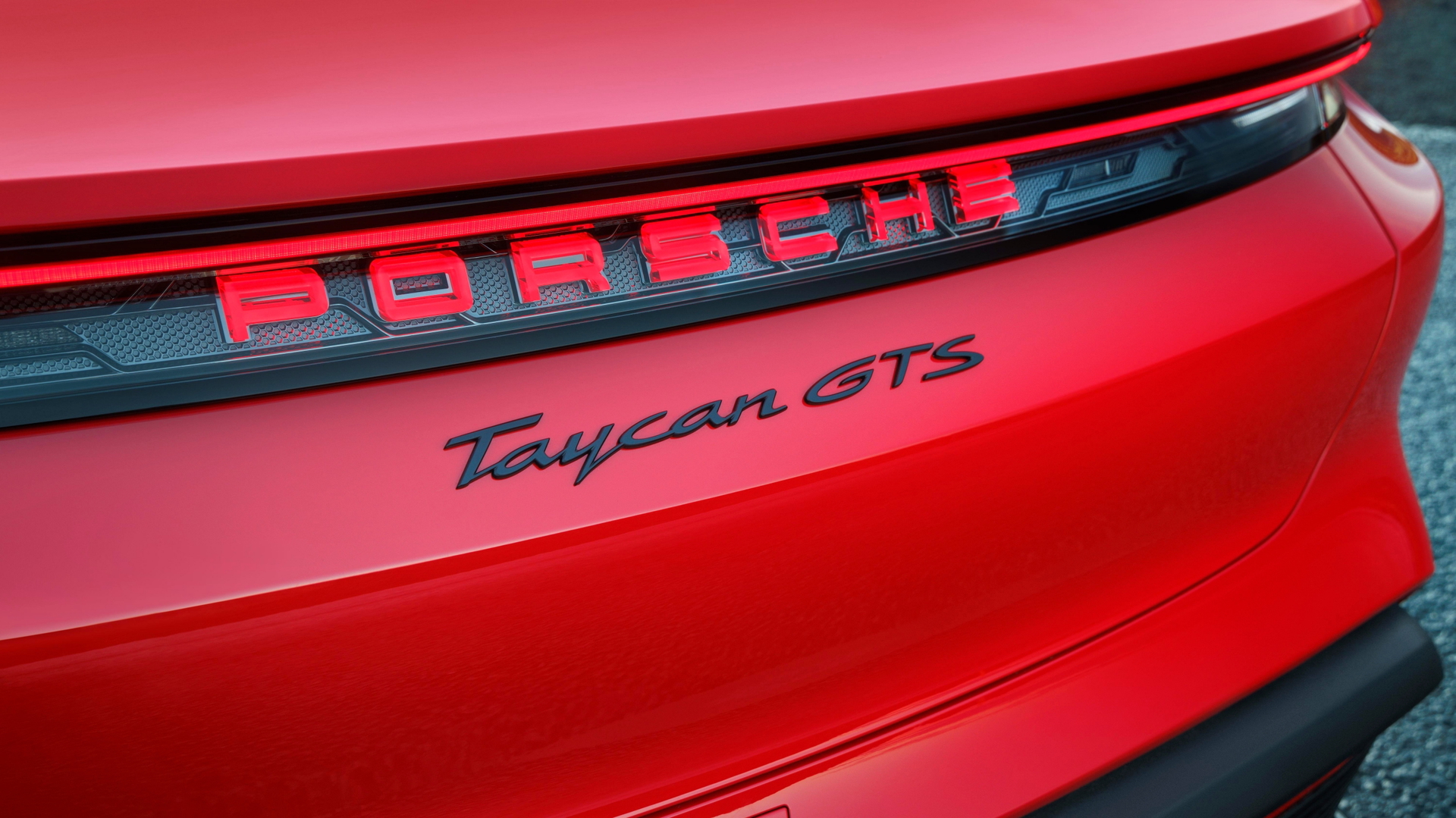 Vista trasera del Porsche Taycan GTS, destacando su diseño aerodinámico.