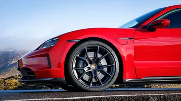 El Taycan GTS combina elegancia y potencia, con un diseño que resalta su carácter deportivo.