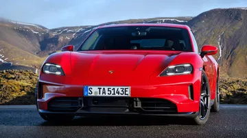 Vista frontal del Porsche Taycan GTS, elegante y aerodinámico.