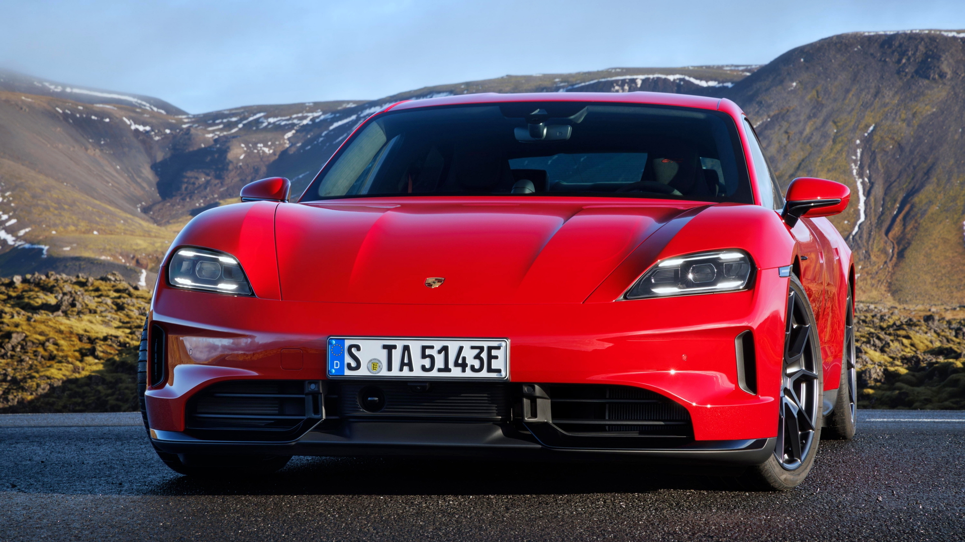 Vista frontal del Porsche Taycan GTS, elegante y aerodinámico.