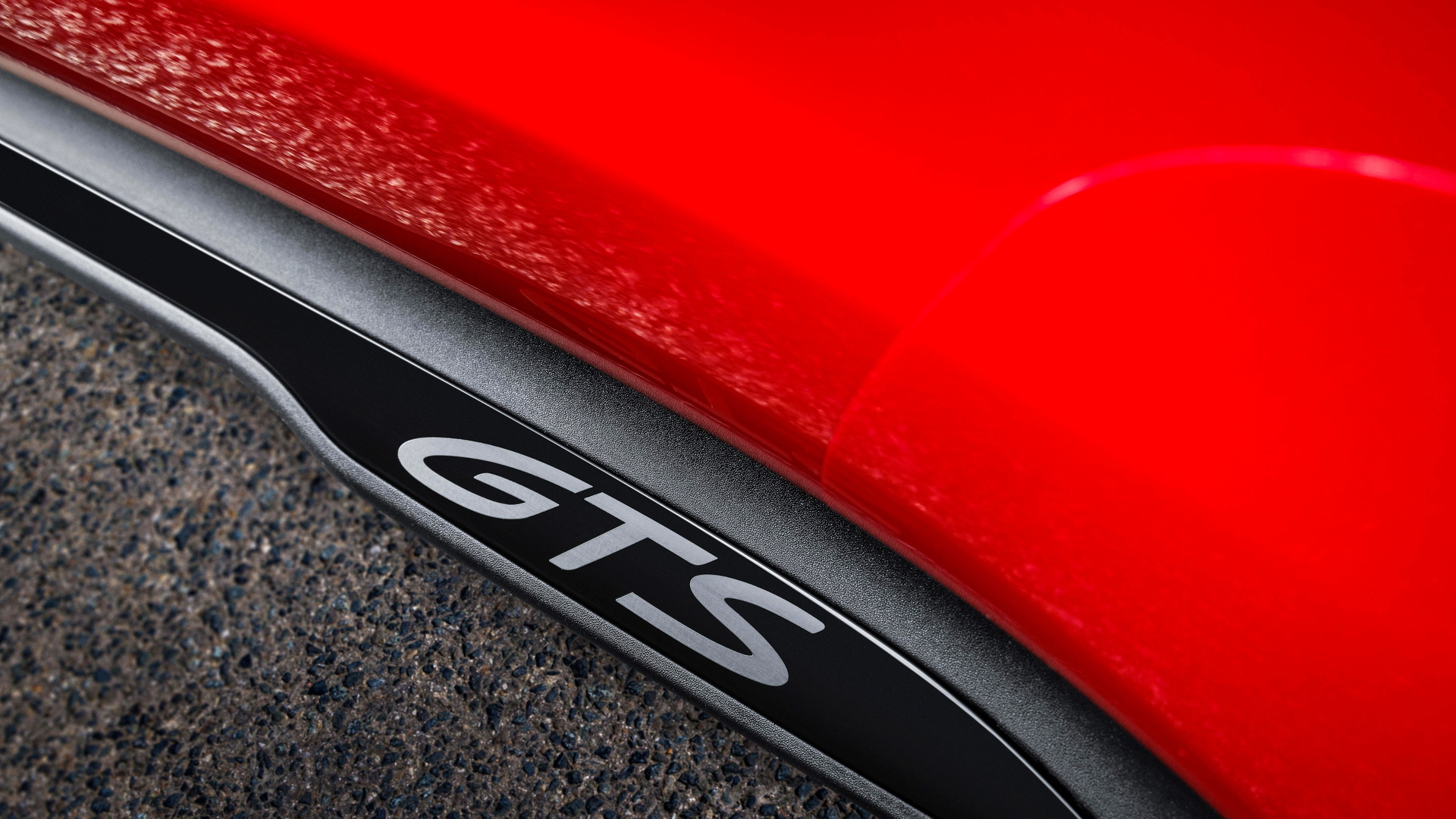 Detalle del emblema GTS en el Porsche Taycan, una declaración de deportividad.