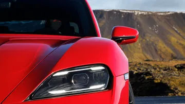 El Porsche Taycan GTS impresiona con su diseño agresivo y aerodinámico.