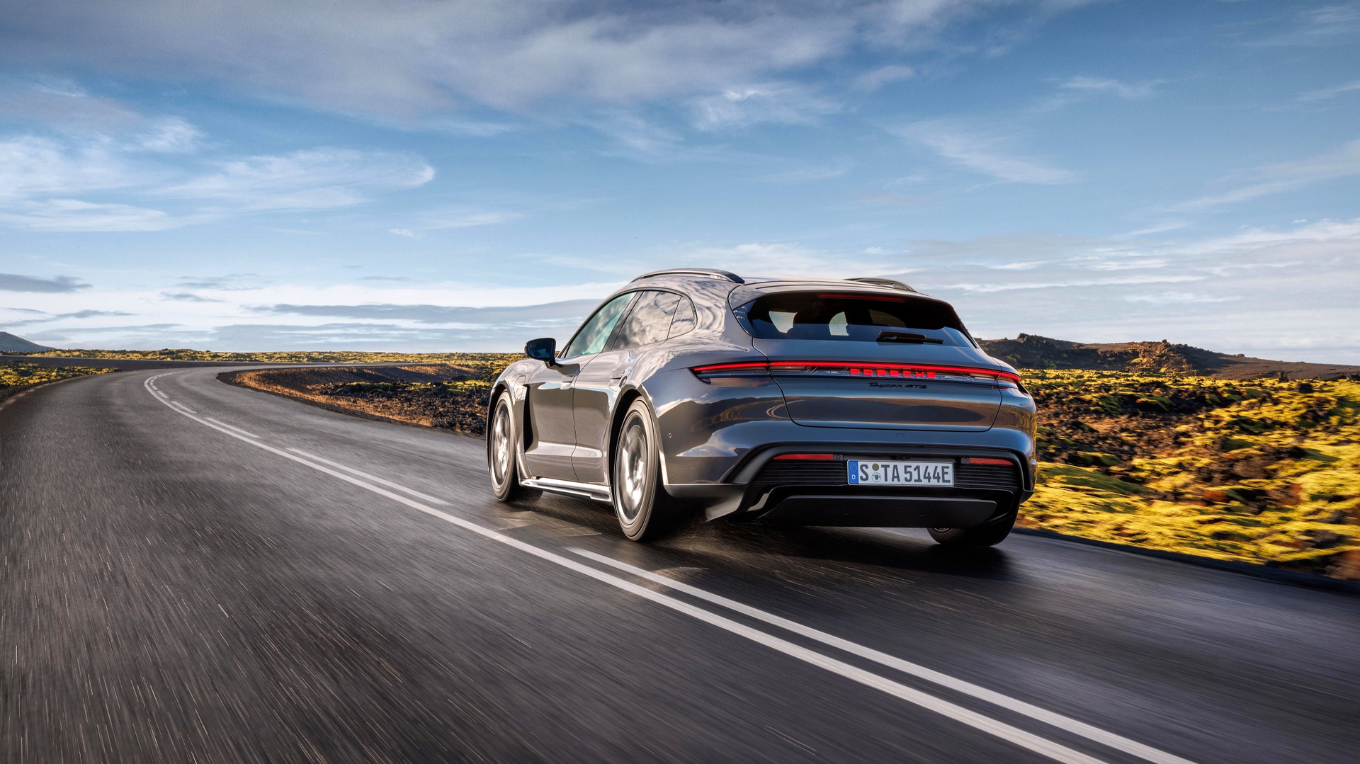 Porsche Taycan GTS 4x4 muestra su elegante diseño y potencia en la carretera.