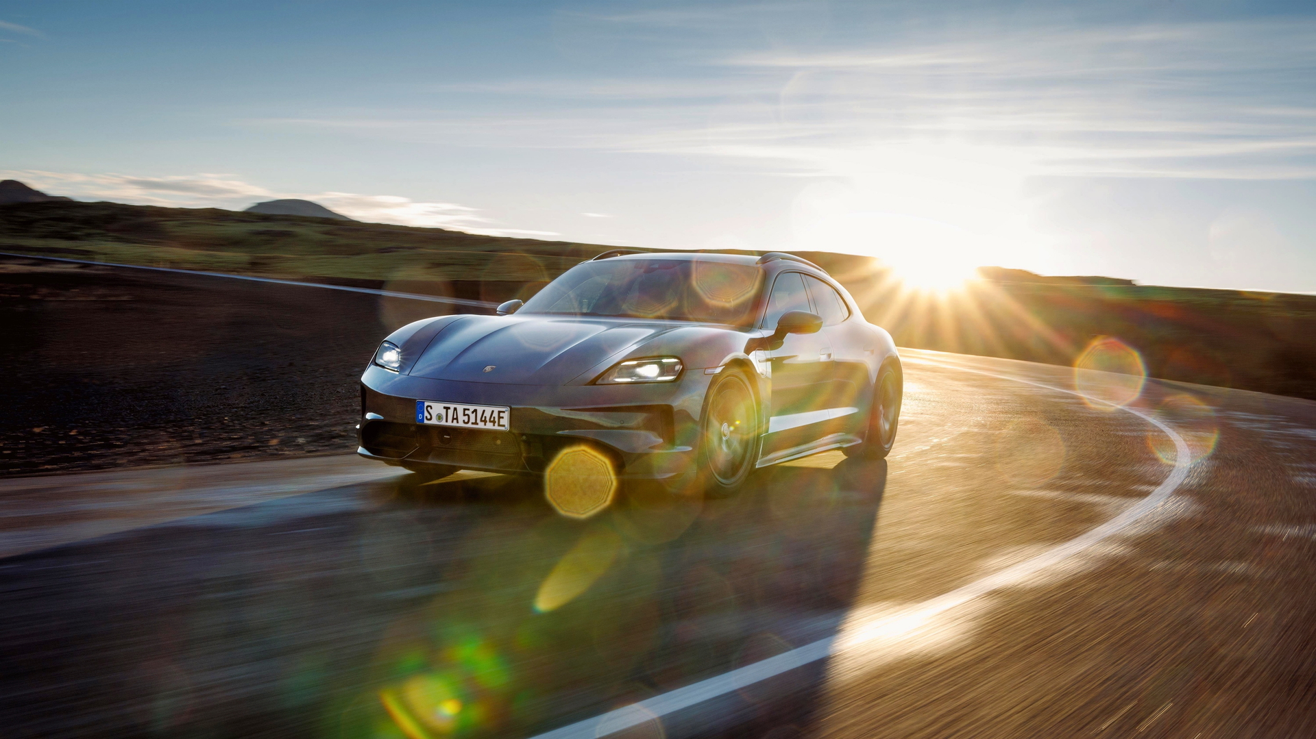 El Porsche Taycan GTS, con su diseño deportivo y elegante, destaca en cada curva.