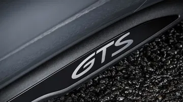 Vista del acabado en carbono con insignia GTS, reflejando el carácter deportivo del modelo.