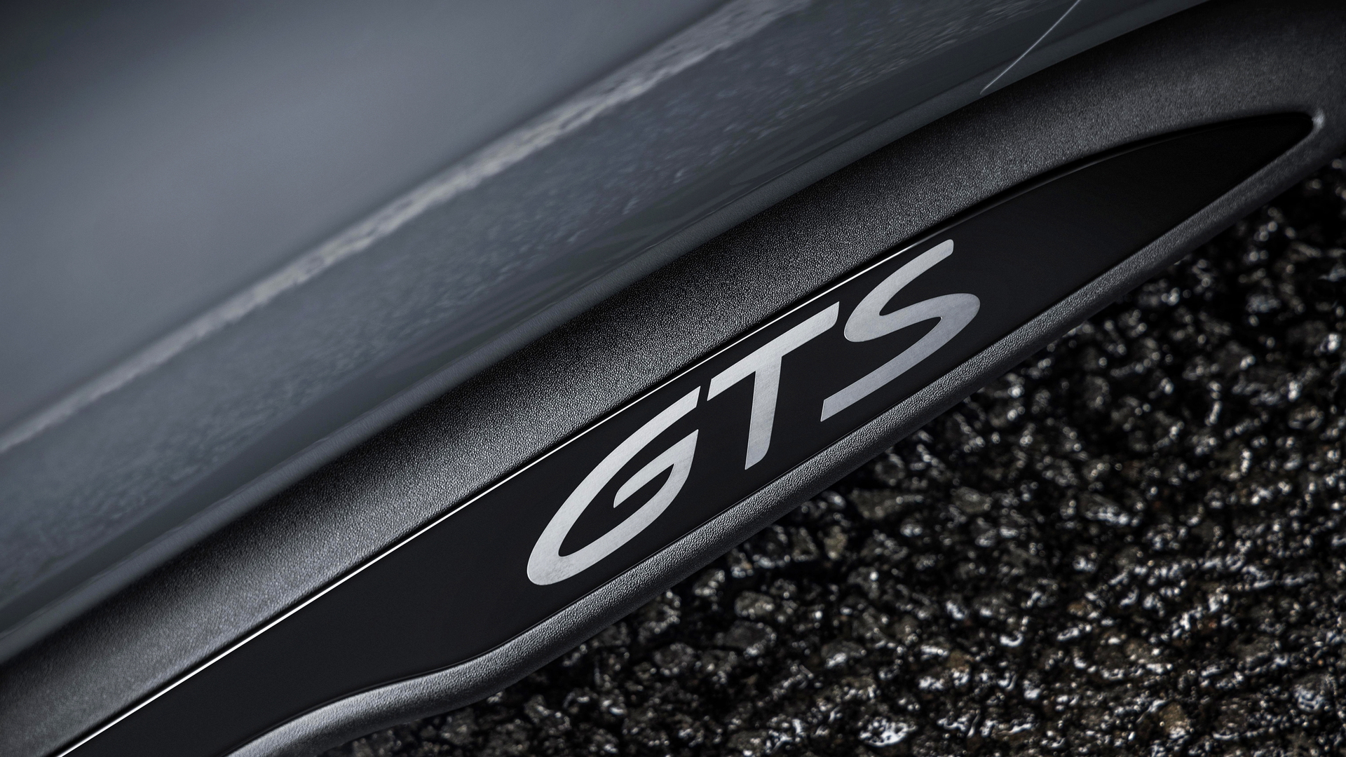 Vista del acabado en carbono con insignia GTS, reflejando el carácter deportivo del modelo.