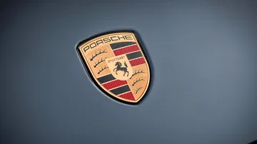 Logotipo distintivo de Porsche, símbolo de rendimiento y diseño icónico.