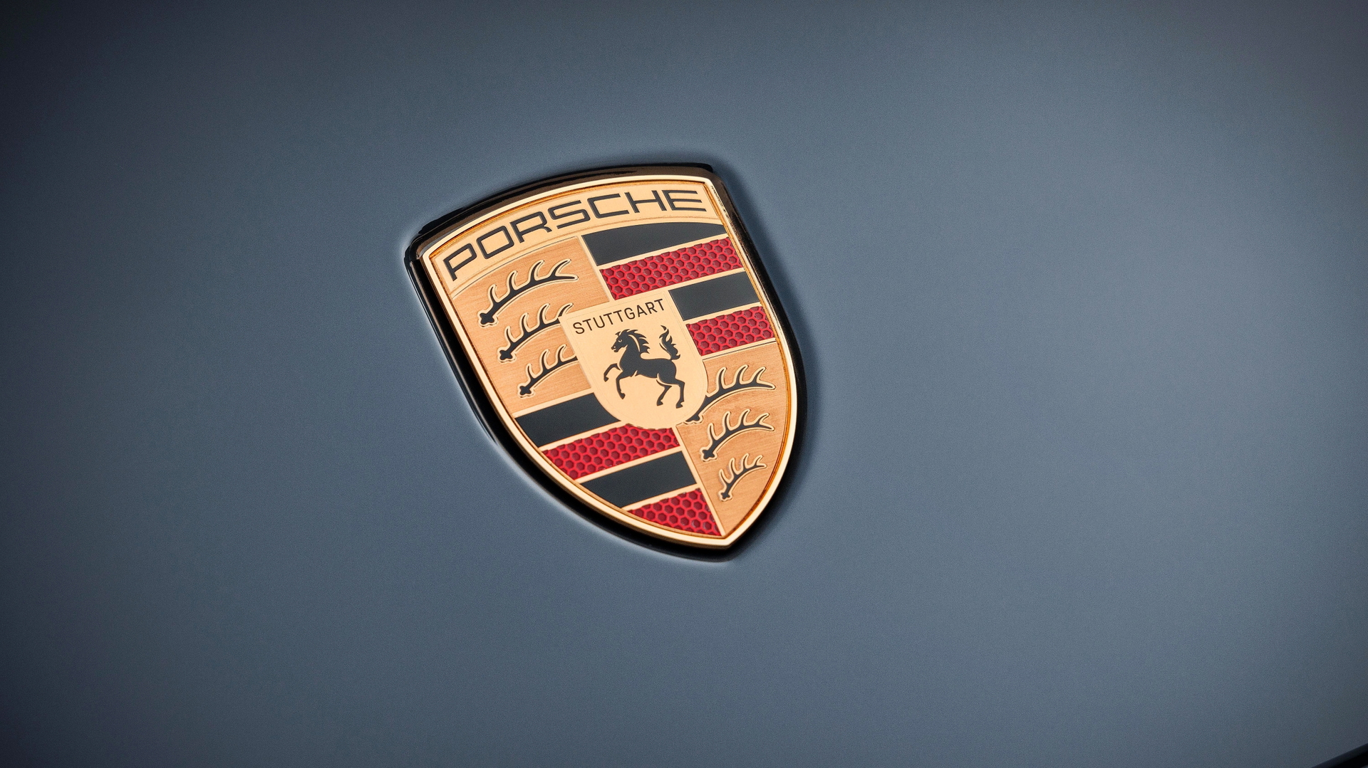 Logotipo distintivo de Porsche, símbolo de rendimiento y diseño icónico.