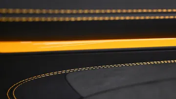Detalle del acabado interior del Porsche 911 Dakar, resaltando la calidad de materiales.