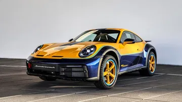 El Porsche 911 Dakar, un superdeportivo off-road, combina elegancia con capacidades todoterreno.