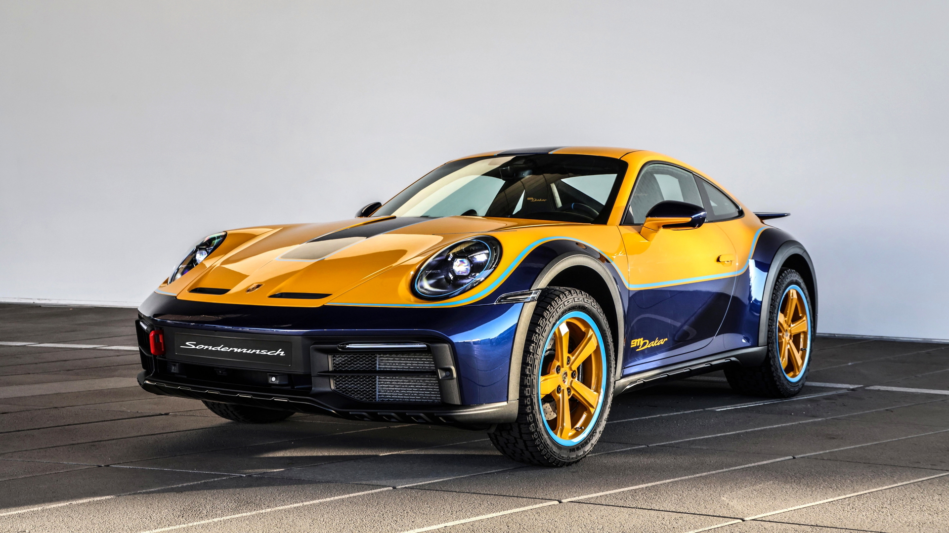 El Porsche 911 Dakar, un superdeportivo off-road, combina elegancia con capacidades todoterreno.