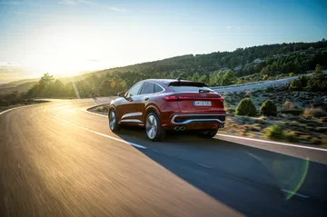 Vista lateral y trasera del Audi Q5 Sportback, resaltando su diseño deportivo.