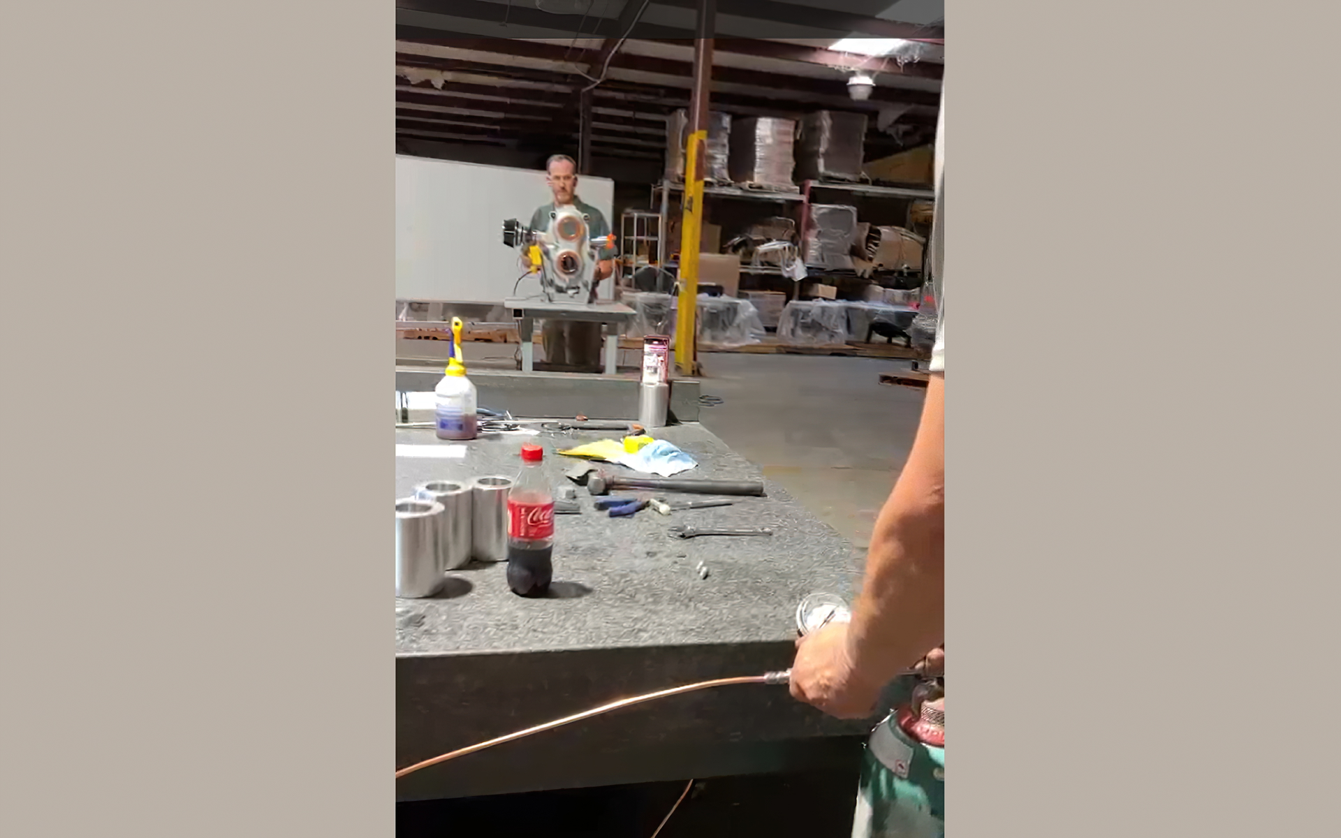 Vista general de la prueba del motor Omega 1 en un entorno de trabajo.