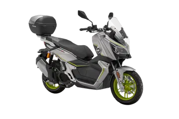 La QJ Motor ATR 125 es un scooter eficiente y ligero, ideal para el tráfico urbano.