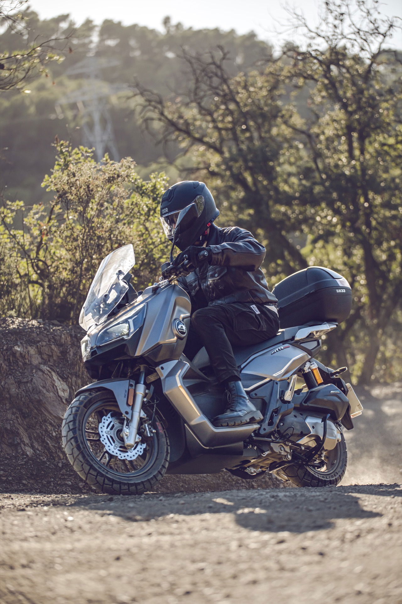 La QJ Motor ATR 125, ágil y económica, ideal para ciudad y travesías cortas.