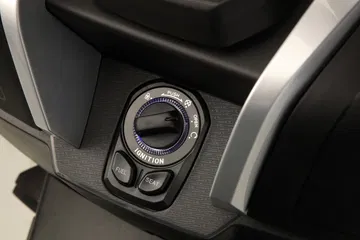 Detalle de los controles del QJ Motor ATR 125, un diseño funcional y ergonómico.